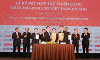 Tổng Giám đốc SHB và Tổng Giám đốc Dai-ichi Life Việt Nam ký thỏa thuận hợp tác chiến lược trước sự chứng kiến của Phó Thủ tướng và các vị đại diện
