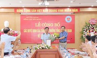 Tổng cục trưởng Nguyễn Văn Cẩn trao quyết định cho ông Nguyễn Duy Ngọc 