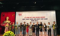 Lãnh đạo VCCI và Tổng cục Thuế trao kỷ niệm chương và hoa cho các DN trong bảng xếp hạng 1.000 DN nộp thuế TNDN nhiều nhất năm 2017. Ảnh: Tuấn Nguyễn. 