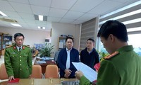 Cơ quan công an khám xét nơi làm việc của ông Nguyễn Ngọc Đính (57 tuổi, trưởng phòng tổng hợp - dự toán - pháp chế, Cục Thuế tỉnh Thanh Hóa) 