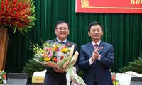 Ông Dương Văn Trang (bìa phải) tặng hoa cho nguyên Chủ tịch HĐND tỉnh Kon Tum Nguyễn Văn Hòa. Ảnh: Nhật Nguyễn.