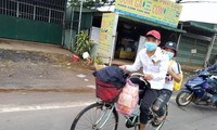 Sau khi đi bộ từ Bình Phước qua đầu Đắk Nông, Đủ và Huyền may mắn được người dân tặng xe đạp để đi tiếp