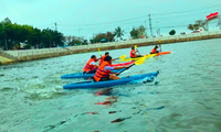 Du khách hào hứng đua thuyền tại Đắk Lắk