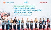 Honda Việt Nam trao tặng mũ bảo hiểm cho học sinh lớp Một phía Nam năm học 2024–2025