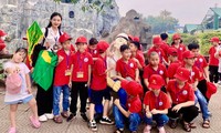 Dẫn tour tham quan, cô sinh viên Trường Đại học Văn hóa trở thành thần tượng của nhiều học sinh