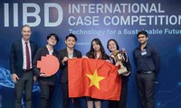Nhóm sinh viên RMIT mang màu cờ Việt Nam đoạt cúp Đồng cuộc thi quốc tế tại Hong Kong