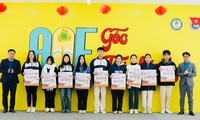 Đoàn Thanh niên - Hội Sinh viên Học viện Tài chính trao tặng vé xe về quê ăn Tết cho sinh viên có hoàn cảnh đặc biệt