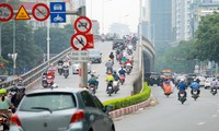 Bất chấp lệnh cấm giờ cao điểm, xe máy vẫn vô tư phi lên cầu vượt Láng - Lê Văn Lương