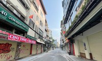 Ngày thứ 2 giãn cách xã hội, đường phố Hà Nội thông thoáng, chợ &apos;bớt nóng&apos;