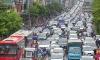 Đường phố Hà Nội ùn tắc trong cơn mưa lớn ngày đầu tuần