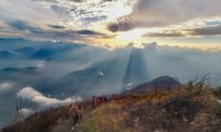 Săn mây giữa khung cảnh &apos;thần tiên&apos; trên đỉnh núi Lảo Thẩn - Y Tý