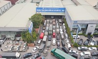 Xe xếp hàng dài hàng cây số chờ đăng kiểm ở ngoại thành Hà Nội