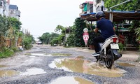 Người dân chật vật di chuyển trên &apos;con đường đau khổ&apos; dài hơn 100 mét ở Hà Nội