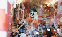 Đồ chơi kinh dị ‘đổ bộ&apos; phố Hàng Mã trước thềm Halloween