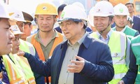 Thủ tướng thăm, chúc Tết người lao động làm việc xuyên Tết ở dự án đường sắt đô thị