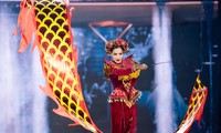 Thiết kế &apos;National costume&apos; của Hoa hậu Lê Hoàng Phương nặng chục ký, khiến V-net cực ấn tượng và tự hào