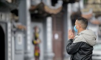 Đền chùa ở Hà Nội vẫn đóng ngày mùng 1, người dân đứng vái vọng từ xa