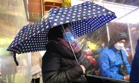 Ngày vía Thần Tài: Khách hàng đội mưa xuyên đêm xếp hàng mua vàng cầu may