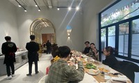 Hà Nội: Hàng quán &apos;cháy&apos; bàn, khách muốn có chỗ phải đặt trước cả tuần