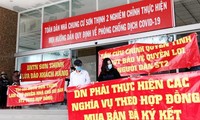 Cư dân căng băng rôn đòi Doanh nghiệp Tư nhân Sơn Thịnh thực hiện đúng hợp đồng mua bán.