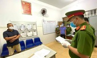 Công an thị xã Phú Mỹ đọc lệnh bắt tạm giam Trần Quang Minh.