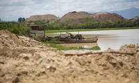 Phương tiện tham gia khai thác cát trái phép ở thị xã La Gi. Ảnh: binhthuan.gov.vn