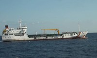 Hỗ trợ xăng dầu cho các tàu tìm kiếm tàu cá có 15 lao động bị mất liên lạc