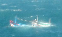 Tàu cá chở 8 người chìm ngoài khơi đảo Phú Quý