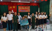 Ngân hàng BIDV và báo Tiền Phong thăm, tặng quà thương bệnh binh tại Long Đất