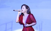 Minh Tuyết diện đầm xẻ ngực táo bạo trong minishow mừng sinh nhật