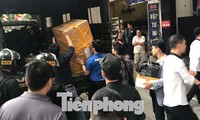 Cảnh sát khám xét và thu giữ nhiều tài liệu, vật chứng tại cửa hàng Nhật Cường ngày 9/5. Ảnh: TPO