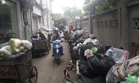 Rác thải ùn ứ ở nội đô Hà Nội khi người dân chặn xe chở rác vào khu xử lý rác thải Nam Sơn (Sóc Sơn, Hà Nội)