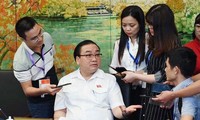 Bí thư Thành ủy Hà Nội Hoàng Trung Hải trao đổi với phóng viên báo chí. Ảnh: Như Ý