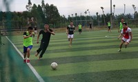 Thanh niên, bô lão Sơn Lôi vui bóng đá, bóng chuyền trước giờ bỏ cách ly