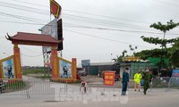 Lực lượng chức năng phong tỏa khu vực sinh sống của bệnh nhân số 243 ở Mê Linh (Hà Nội). Ảnh: Hoàng Mạnh Thắng