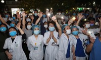 Vỡ òa thời khắc gỡ bỏ phong tỏa Bệnh viện Bạch Mai