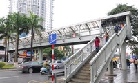 Cầu vượt cho người đi bộ qua đường ở Hà Nội