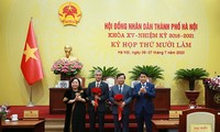 Chủ tịch UBND thành phố Hà Nội Nguyễn Đức Chung và Chủ tịch HĐND thành phố Hà Nội Nguyễn Thị Bích Ngọc tặng hoa chúc mừng 2 tân Ủy viên UBND thành phố Hà Nội