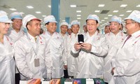 Bí thư Thành ủy Vương Đình Huệ cùng các đại biểu tham quan Nhà máy sản xuất thiết bị điện thông minh Vinsmart, tập đoàn VinGroup (Khu công nghệ cao Hòa Lạc). Ảnh: HNM
