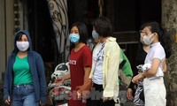 Người dân Hà Nội đeo khẩu trang khi ra đường ngày 26/7. Ảnh: Hoàng Mạnh Thắng