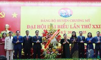 Chủ tịch HĐND thành phố Hà Nội Nguyễn Thị Bích Ngọc tặng hoa chúc mừng ĐH Đảng bộ huyện Chương Mỹ
