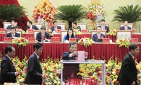 Các đại biểu bỏ phiếu bầu Ban Chấp hành Đảng bộ tỉnh Vĩnh Phúc khóa XVII. Ảnh: Trường Phong