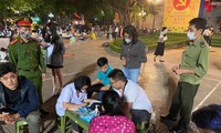 Theo báo cáo của quận Hoàn Kiếm, trong 3 ngày qua, các đơn vị của quận đã xử phạt hàng chục trường hợp không đeo khẩu trang nơi công cộng. Ảnh: PV