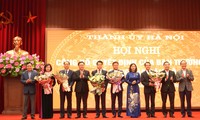 Trao quyết định công tác cho 5 Ủy viên Ban Thường vụ Thành ủy Hà Nội