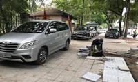 Hà Nội: Vỉa hè chưa lát đá xong, ô tô đã đỗ kín