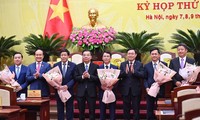 Lãnh đạo Thành ủy, HĐND, UBND thành phố Hà Nội tặng hoa chúc mừng các Phó Chủ tịch UBND thành phố Hà Nội được bầu tại Kỳ họp thứ 18 HĐND thành phố Hà Nội