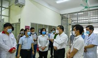 Chủ tịch UBND thành phố Hà Nội Chu Ngọc Anh kiểm tra tại Bệnh viện dã chiến Mê Linh.