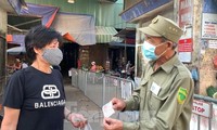 Mô hình phát phiếu đi chợ tại phường Nhật Tân, quận Tây Hồ. Ảnh: Đỗ Lan
