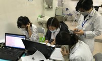 Hệ thống y tế cơ sở ở Hà Nội quá tải nghiêm trọng trong đợt dịch COVID-19 vừa qua. Ảnh: Trường Phong