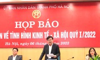 Chánh văn phòng UBND thành phố Hà Nội Trương Việt Dũng phát biểu tại họp báo. Ảnh: Trường Phong